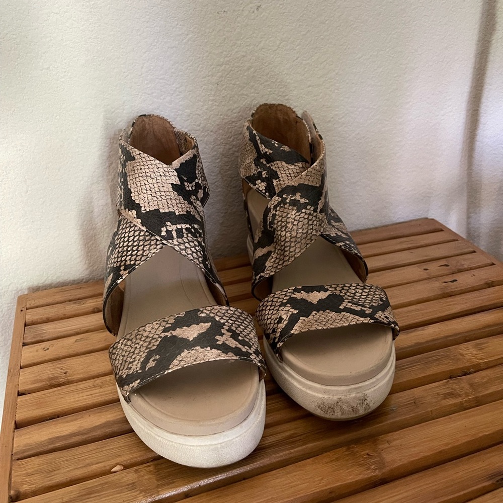 Dr. Scholls criss cross sandals